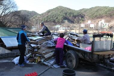 본문 이미지 - 재활용품을 수거해 쌓고있는 노인들의 모습. © News1   이영석 기자