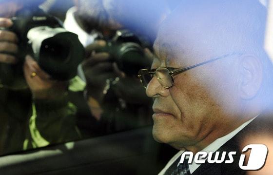 본문 이미지 - 수백억의 벌금 미납 후 일당 5억원의 '황제노역'으로 논란이 된 허재호 전 대주그룹 회장이 4일 오후 광주지검앞에서 대국민 사과문을 발표한 후 대주 관련 피해자들이 차를 막아서며 항의하자 굳은 표정을 짓고 있다.2014.4.4/뉴스1