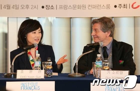 본문 이미지 - 조윤선 여성가족부장관과 기 소르망 교수가 4일 여성조선 주최로 주한 프랑스문화원에서 열린 &#39;여성이 세상을 바꾼다&#39; 포럼에서 대담하고 있다.&#40;여성가족부 제공&#41; © News1 