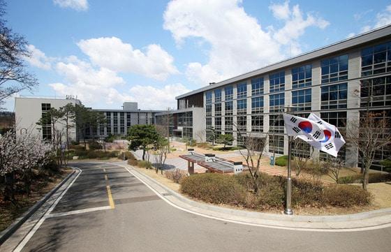 본문 이미지 - 경기 시흥시에 위치한 중앙합동신문센터. 서울 대방동에 자리잡고 있다가 2008년 12월 시흥으로 이전했다. 사무동, 숙소동, 교육후생동 등을 합쳐 2만4600㎡의 건물이 들어서있다. &#40;국정원 제공&#41; © News1