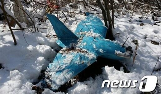 본문 이미지 - 국방부는 6일 강원도 삼척 산간지역에서 북한이 보낸 것으로 추정되는 소형 무인기 1기를 추가로 발견했다고 밝혔다. 이번에 발견된 무인기는 산긴에서 약초를 채취하던 민간인이 지난해 10월 발견했으나 뒤늦게 신고한 것으로 확인됐다.&#40;국방부 제공&#41;© News1 서재준 기자