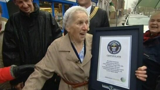 본문 이미지 - 88세 신문배달부 베릴 워커가 영국에서 화제가 되고 있다. © ITV 화면 캡처 