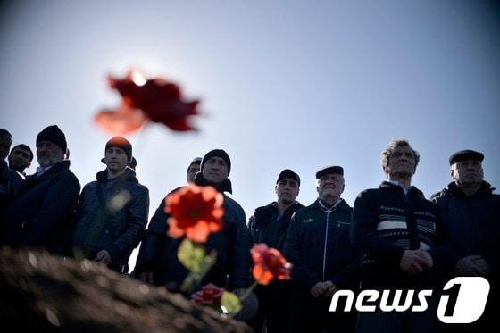 본문 이미지 - 지난달 16일 숨진 채 발견된 타타르족 인권운동가 레샤트 아메토프의 장례식에 참석한 타타르인들.© AFP=News1  