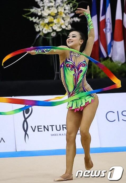 본문 이미지 - &#39;리듬체조 요정&#39; 손연재. &#40;FIG 리스본 월드컵 공식페이스북&#41; 2014.4.6/뉴스1 © News1   &#40;서울=뉴스1&#41;