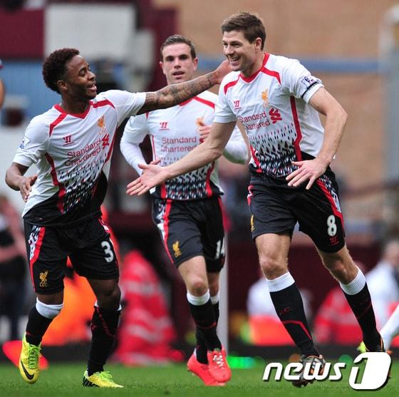 본문 이미지 - 리버풀의 스티븐 제라드(오른쪽). © AFP=News1 