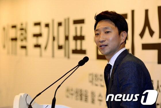 본문 이미지 - 동계올림픽 6회 연속 출전에 빛나는 한국 스피드 스케이팅의 큰 형인 이규혁이 7일 오전 서울 종로 세종문화회관 세종홀에서 열린 국가대표 은퇴식에서 송별사를 하고 있다. 2014.4.7/뉴스1 © News1   박정호 기자