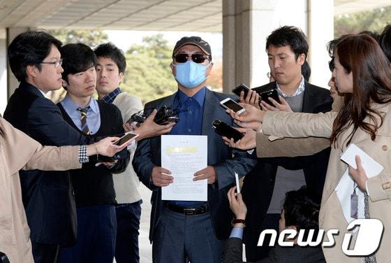 본문 이미지 - 서울시 공무원 간첩사건 재판에 증인으로 출석한 전 북한 국가안전보위부 공작원 탈북자 한모씨가 7일 오후 서울 서초동 중앙지검에서 자신의 증언을 유출한 관계자를 찾아 처벌해 달라는 고소장을 제출하기 앞서 기자회견을 갖고 있다.이날 탈북자 한모씨는 기자회견을 통해 