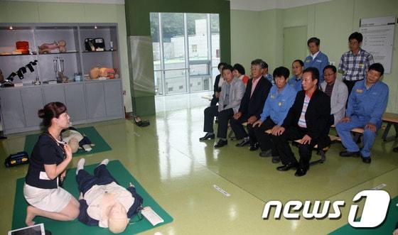 본문 이미지 - 포항제철소 글로벌안전센터에서 안전교육을 받고 있는 모습./사진제공=포스코포항제철소© News1 