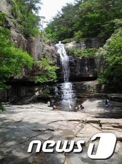 본문 이미지 - 괴산군 연풍면의 수옥정 폭포. 이곳은 수십편의 드라마와 영화가 촬영된 명소로 사극에서 본듯한 친숙함이 있다. 사진제공 = 괴산군청 © News1  
