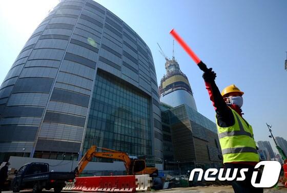 본문 이미지 - 제2롯데월드 공사현장에서 인부 1명이 숨지는 사고가 발생한 8일 오전 서울 송파구 공사 현장에서 관계자들이 현장을 지키고 있다. © News1 박정호 기자