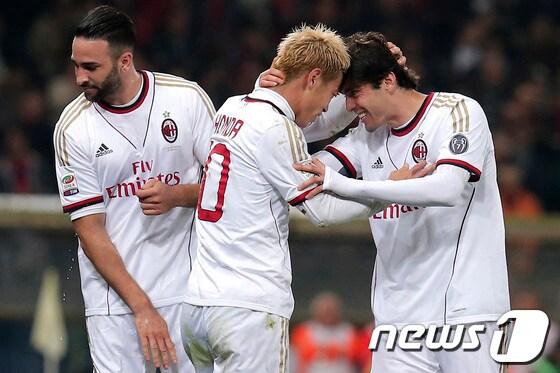 본문 이미지 - 8일(한국시간) 열린 2013-14 세리에A 32라운드 AC밀란과 제노아의 경기에서 후반 11분 자신의 리그 데뷔골을 터뜨린 혼다 케이스케(AC 밀란)가 동료와 함게 기쁨을 나누고 있다. © AFP=News1  