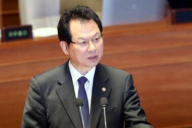 본문 이미지 - 서남수 교육부장관이 8일 오전 서울 여의도 국회에서 열린 본회의 교육,사회,문화 분야 대정부질문에서 답변하고 있다. 2014.4.8/뉴스1 © News1 이광호 기자