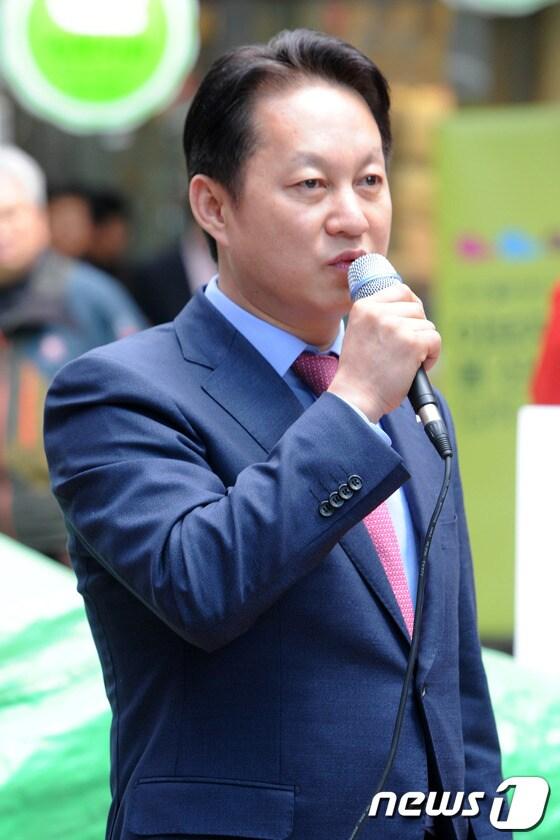본문 이미지 - 김연식 태백시장이 8일 강원 태백 자유시장에서 오는 6.4지방선거 태백시장 출마 의사를 밝히며 출마 선언문을 읽고 있다. 2014.4.8/뉴스1 © News1   윤창완 기자