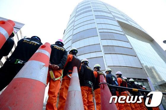 본문 이미지 - 제2롯데월드 공사 현장에서 인부 1명이 숨지는 사고가 발생한 8일 서울 송파구 공사 현장 사고 건물 앞에서 관계자들이 출입을 통제하고 있다. © News1 박정호 기자