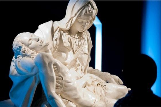 본문 이미지 - 대만 타이페이 파인아트의 '미켈란젤로'전에 전시된 '피에타' 원본 주형 레플리카.(디렉터스코리아 제공© News1 
