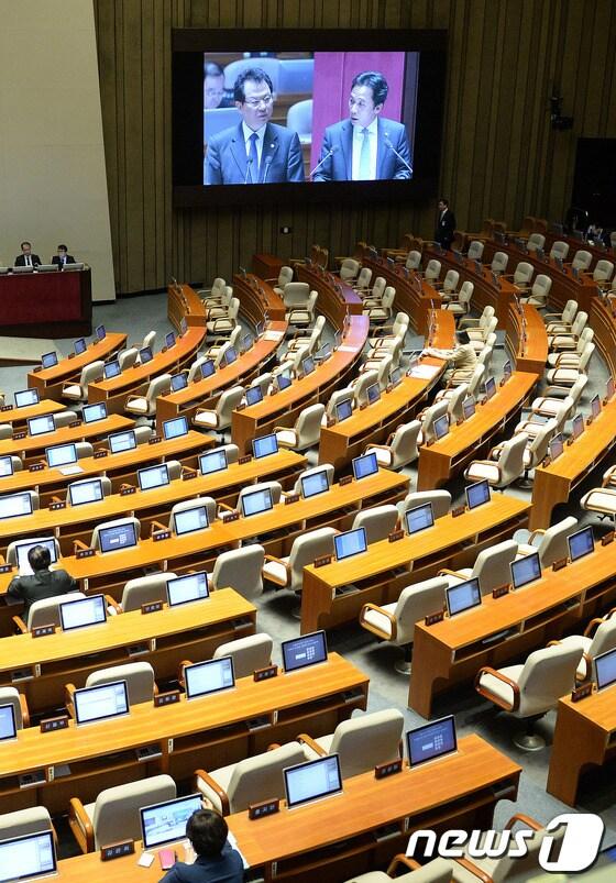 본문 이미지 -                                              국회 본회의장.  2014.4.8/뉴스1 © News1 박세연 기자