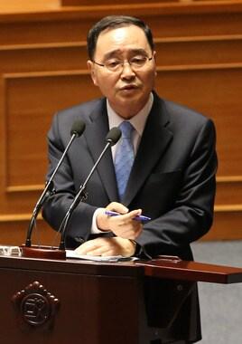 본문 이미지 - 정홍원 국무총리가 8일 오후 서울 여의도 국회에서 열린 본회의 교육,사회,문화 분야 대정부질문에서 최민희 새정치민주연합 의원의 방송통신위원회 종편 재승인 관련 질문에 답하고 있다. 2014.4.8/뉴스1 © News1   이광호 기자