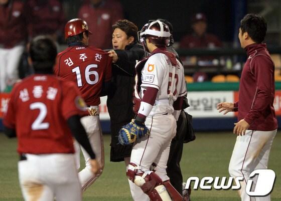 본문 이미지 - 8일 오후 서울 목동야구장에서 2014 한국야쿠르트 세븐 프로야구 넥센 히어로즈와 KIA 타이거즈의 경기가 열렸다.9회초 KIA 김주찬이 몸에 공을 맞은 뒤 마운드를 향해 걸어가자 양팀 선수들이 그라운드로 뛰쳐나와 실랑이를 벌이고 있다. 2014.4.8/뉴스1 © News1   정회성 기자