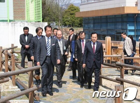 본문 이미지 - 전찬환 충남교육감 권한대행은 8일 전국 최초로 식품제조분야 마이스터고로 선정된 충남발효식품고를 방문해 개교를 위한 준비사항 등을 점검했다.© News1 