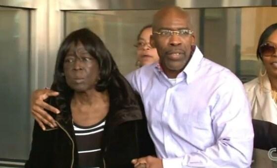 본문 이미지 - 어머니와 법정에서 나온 조나단 프레밍©출처 CNN= News1 