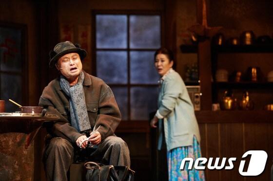 본문 이미지 - 30일 오후 서울 송파구 올림픽공원 우리금융아트홀에서 열린 한국 전통 뮤지컬 악극 '봄날은 간다' 프레스콜에서 의 명자와 동탁의 재회 장면. (쇼플레이 제공)© News1   