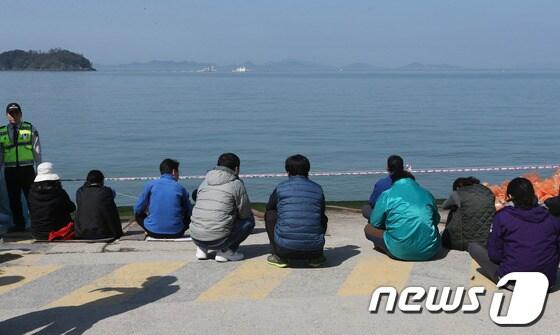 본문 이미지 - 세월호 여객선 침몰 사고 16일째인 1일 전남 진도군 팽목항에서 실종자 가족들이 자녀를 그리워 하며 바다를 바라보고 있다. 2014.5.1/뉴스1 © News1   송원영 기자