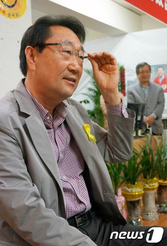 본문 이미지 - 새누리당 한규호 횡성군수 후보가 1일 오전11시 선거사무실에서 출마 기자회견을 갖고 출마의 변을 밝히고 있다.2014.5.1/뉴스1 © News1   권혜민 기자