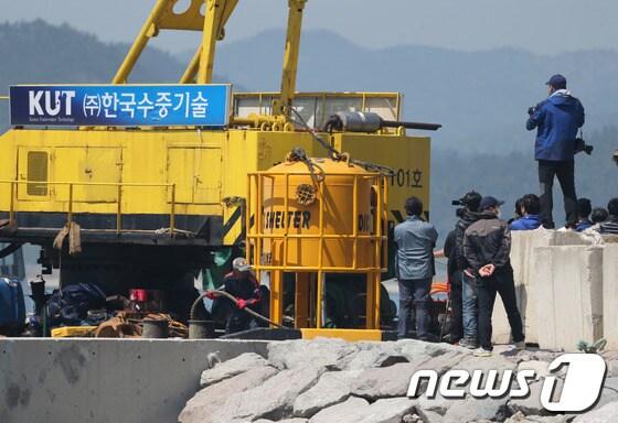본문 이미지 - 실종자 구조 및 수색 작업에 투입됐던 이종인 대표의 다이빙벨을 실은 바지선이 전남 진도군 팽목항으로 들어오고 있다.실효성을 놓고 논란이 거듭 제기됐던 ‘다이빙벨’이 ‘대조기’ 맹골수도의 거센 물살을 이기지 못하고 결국 철수했다. 다이빙벨은 잠수사들이 오랜 시간 물속에 머물며 사고현장에 접근할 수 있도록 도와주는 장치다. 다이빙벨은 4번의 시도 끝에 바닷속으로 투입하는 데까진 성공한 뒤 2시간여 수색 작업에 투입됐지만, 성과를 내지는 못한 채 철수하게 됐다. 2014.5.1/뉴스1 © News1   송원영 기자