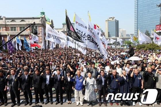 본문 이미지 - 1일 오후 서울역광장에서 열린 전국민주노동조합총연맹(민주노총) 세계 노동절 대회에서 참가자들이 구호를 외치고 있다.민주노총은 이날 노동절을 맞아 전국 12개 광역시·도에서 세계 노동절 대회를 열었다. 2014.5.1/뉴스1 © News1   한재호 기자