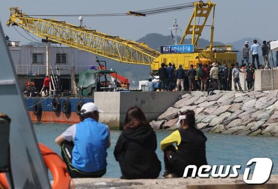 본문 이미지 - 실종자 구조 및 수색 작업에 투입됐던 이종인 대표의 다이빙벨을 실은 바지선이 전남 진도군 팽목항으로 들어오고 있다.   2014.5.1/뉴스1 © News1   송원영 기자