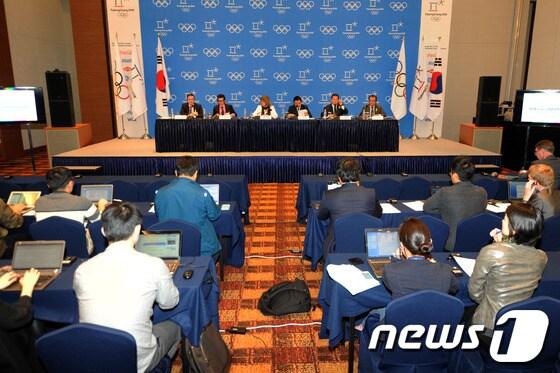 본문 이미지 - 1일 오후 강원 평창군 알펜시아 리조트 컨벤션센터에서 IOC 조정위원회 제3차회의 기자회견이 열리고 있다.이날 기자회견에는 구닐라 린드베리 IOC 조정위원장, 김진선 평창동계올림픽유치위원회 위원장을 비롯한 관계자들이 참석했다. 2014.5.1/뉴스1 © News1   서근영 기자