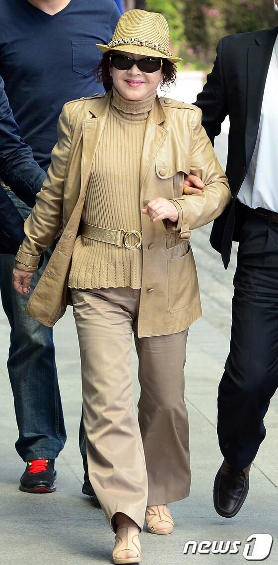 본문 이미지 - 유병언(73) 전 세모그룹 회장 비리 사건에 연루된 의혹을 받고 있는 중견 탤런트 전양자(72·본명 김경숙)씨가 10일 오후 피조사자 신분으로 조사를 받기 위해 인천지방검찰청으로 들어서고 있다. 2014.5.10/뉴스1 [기독교복음침례회(구원파) 및 유병언 전 회장 관련 정 및 반론] http://news1.kr/articles/?1993233