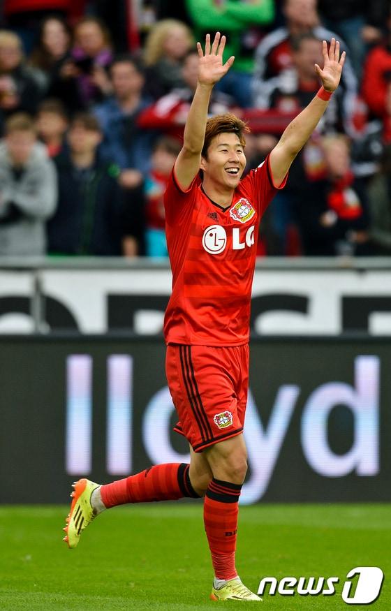 본문 이미지 - 손흥민이 10일&#40; 한국시간&#41; 독일 레버쿠젠의 바이아레나서 열린 &#39;2013-2014 시즌 독일 분데스리가&#39; 최종전 34라운드 베르더 브레멘과의 경기에서 골을 터트린 뒤 환호하고 있다.© AFP=News1 