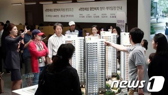 본문 이미지 - 삼호와 대림산업이 부산 수영구 민락동에 문을 연 e편한세상 광안비치 모델하우스에 9일 문을연 후 11일 오전까지 약 1만5천명의 내방객이 방문했다.396가구로 구성된 중소형 아파트로서 바다조망이 가능한 광안비치에 내방객들이 모델하우스를 관람하고 있다.(대림산업제공)2014.5.11/뉴스1 © News1 이동원 기자