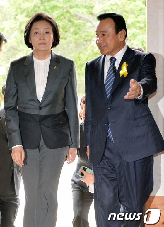 본문 이미지 - 이완구 새누리당 원내대표와 박영선 새정치민주연합 원내대표가 11일 오전 첫 공식회동을 갖기 위해 함께 여의도 국회 사랑재로 들어서고 있다. 2014.5.11/뉴스1 © News1 박세연 기자