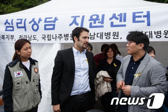 본문 이미지 - 이스라엘 심리치료 민간구호기관인 이스라에이드&#40;Isra AID&#41; 소속 전문가들이 지난 11일 세월호 실종자 가족 트라우마 심리 상담을 지원하기 위해 전남 진도군 팽목항에 위치한 심리상담 지원센터에 도착했다./뉴스1 © News1 유승관 기자