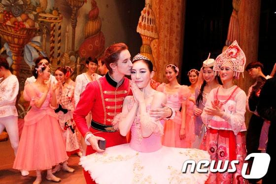 본문 이미지 - 지난해 '호두까기 인형' 커튼콜 때 콘스탄틴 노보셀로프가 강미선에게 프러포즈를 하고 있다.(유니버설 발레단 제공)© News1 