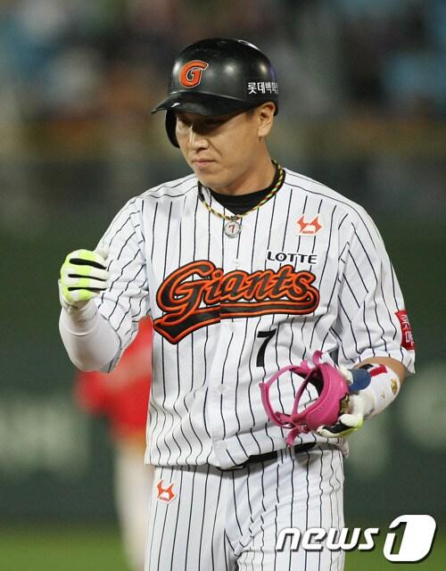 본문 이미지 - 롯데 박준서가 11일 창원 마산구장에서 열린 NC전에 6번 2루수로 선발 출전해 3회초 1사 1, 2루에서 1루주자로 2루로 베이스러닝을 하는 도중 고의적으로 송구를 방해했다는 심판진의 판단 탓에 아웃 당했다. 고의성 여부가 논란에 휘말렸다. © News1 롯데 자이언츠 제공  