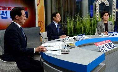 본문 이미지 - 정몽준&#40;왼쪽부터&#41;, 김황식, 이혜훈 새누리당 서울시장 예비후보가 11일 오후 서울 광화문 종합편성채널 채널A 스튜디오에서 열린 새누리당 서울시장 후보 경선 TV토론회에서 토론을 준비하고 있다. 2014.5.11/뉴스1 © News1 박정호 기자