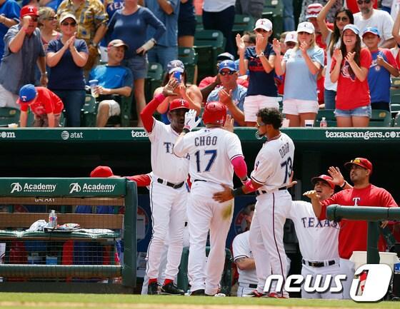 본문 이미지 - 12일&#40;한국시간&#41; 벌어진 보스턴 레드삭스와의 경기에서 4회 시즌 4호 솔로 홈런을 터뜨린 추신수&#40;32·텍사스 레인저스&#41;가 론 워싱턴 감독을 비롯한 팀원들의 축하를 받고 있다. © AFP=News1  