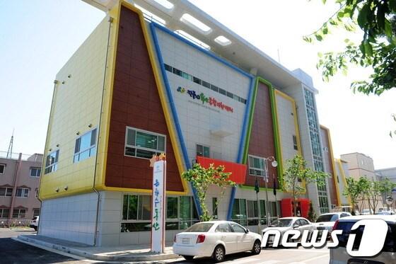 본문 이미지 - 지난 4월 문을 연 진주시 육아종합지원센터 '은하수 동산' 전경. © News1 