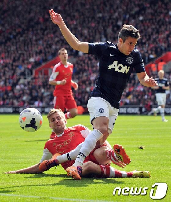 본문 이미지 - 12일(한국시간) 끝난 2013-14 잉글랜드 프리미어리그 최종 38라운드 맨체스터 유나이티드와 사우샘프턴의 경기에서 로빈 판 페르시(맨유)와 루크 쇼(사우샘프턴)이 공 경합을 벌이고 있다. © AFP=News1  