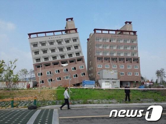 본문 이미지 - 충남 아산시 둔포면 석곡리 아산테크노밸리 내에 신축중이 오피스텔 건물이 기울어져 있다. © News1 한기원 