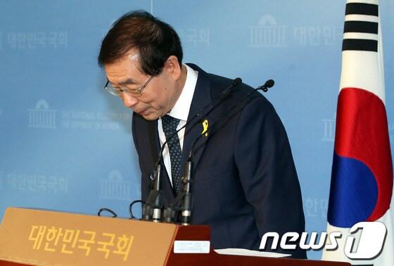 본문 이미지 - 박원순 서울시장이 12일 서울 여의도 국회 정론관에서 기자회견을 하기에 앞서 인사하고 있다./뉴스1 © News1 이광호 기자