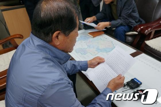 본문 이미지 - 공직선거법 위반 혐의로 구속기소된 고석용 횡성군수가 12일 측근을 통해 지방선거 출마 등 향후 거취에 대한 입장을 표명했다. 고 군수는 이날 자료를 통해 