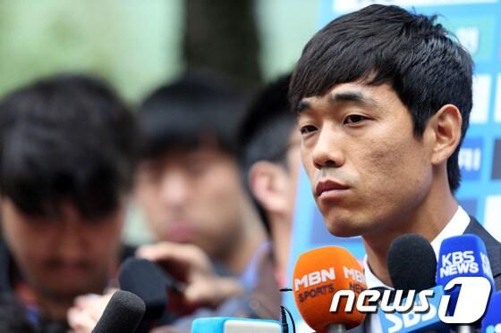 본문 이미지 - 축구대표팀 공격수 박주영이 12일 오전 경기도 파주NFC(대표팀트레이닝센터)에서 브라질월드컵 축구대표팀 첫 소집훈련을 위해 들어서며 취재진의 질문에 답하고 있다. 2014.5.12/뉴스1 © News1 한재호 기자