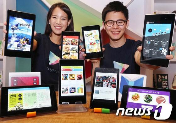 본문 이미지 - 12일 오전 서울 논현동 스튜디오에서 열린 구글플레이 앱 개발사 및 파트너사와 함께 개최한 구글플레이데이 행사에서 모델들이 다양한 앱과 디지털 콘텐츠를 선보이고 있다. 2014.5.12 머니투데이/뉴스1 © News1   