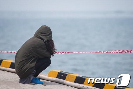 본문 이미지 - 세월호 침몰사고 27일째인 12일 전남 진도군 팽목항에서 한 실종자 가족이 바다를 바라보며 망연자실하고 있다. 2014.5.12/뉴스1 © News1   유승관 기자