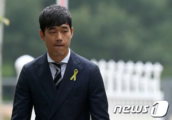 본문 이미지 - 축구대표팀 공격수 박주영이 12일 오전 브라질월드컵 축구대표팀 첫 소집 훈련을 위해 경기도 파주NFC(대표팀트레이닝센터)에 들어서고 있다. 2014.5.12/뉴스1 © News1 한재호 기자