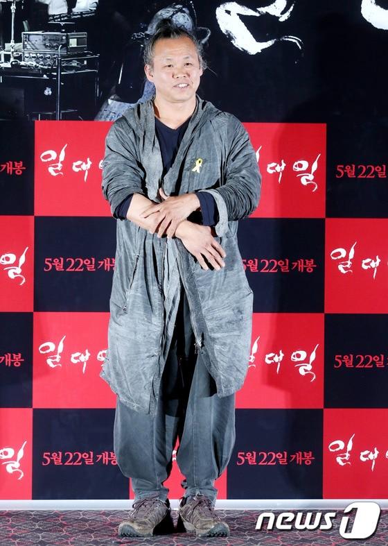 본문 이미지 - 김기덕 감독이 영화 '일대일'을 개봉 한지 1주일 만에 극장에서 내리고 2차 판권을 이번 주 내 출시한다고 공식 서문을 통해 밝혔다. © News1 